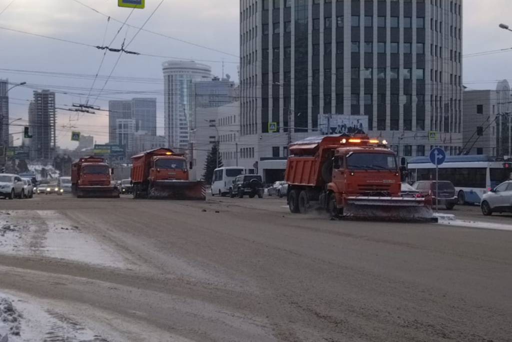 Новосибирские дорожники убирают снег в усиленном режиме