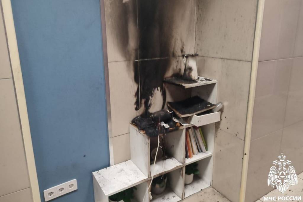 В центре Новосибирске загорелось помещение частной школы