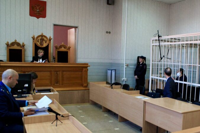 В Новосибирске начали судить рецидивиста по обвинению в нападении на полицейского