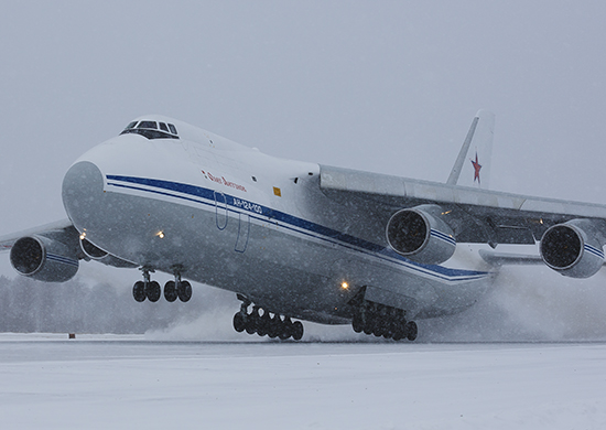 Ан-124 «Руслан» ВКС России вернулся в Толмачево сразу после взлета из-за проблем с шасси