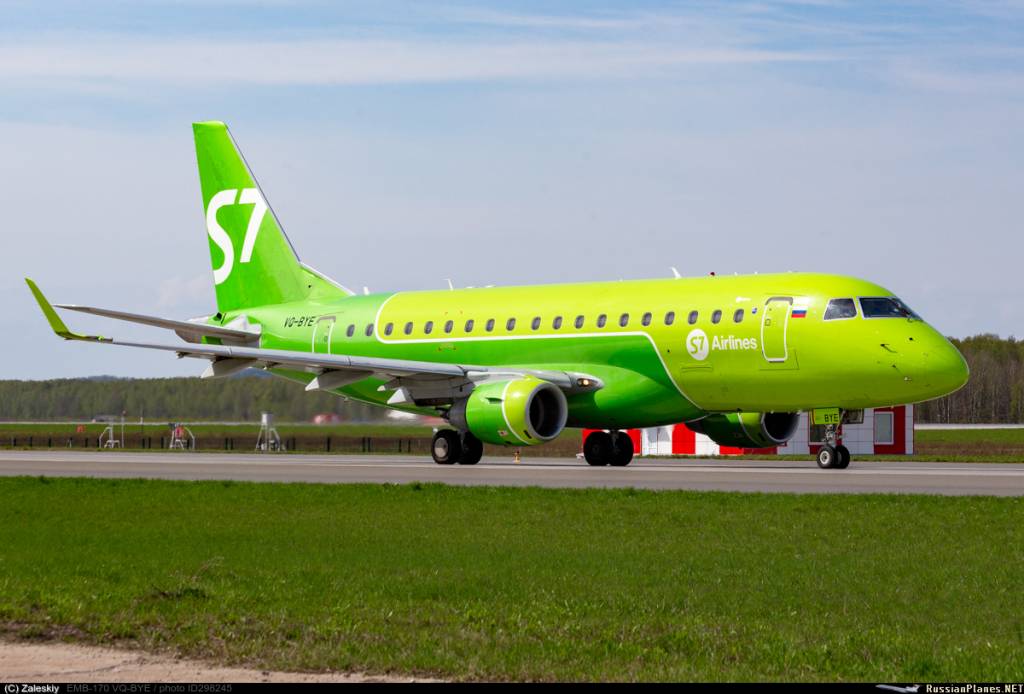 В Новосибирске у самолета S7 обнаружили повреждение фюзеляжа после завершения рейса