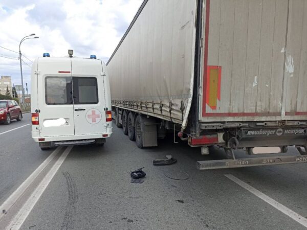 Машина скорой помощи попала в тройное ДТП под Новосибирском