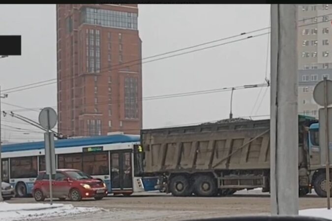 В Новосибирске троллейбус столкнулся с самосвалом