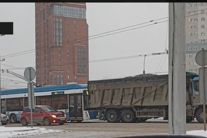 В Новосибирске троллейбус столкнулся с самосвалом