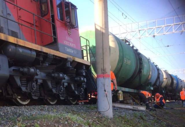 В Новосибирской области с путей сошел тепловоз и вагон с бензином