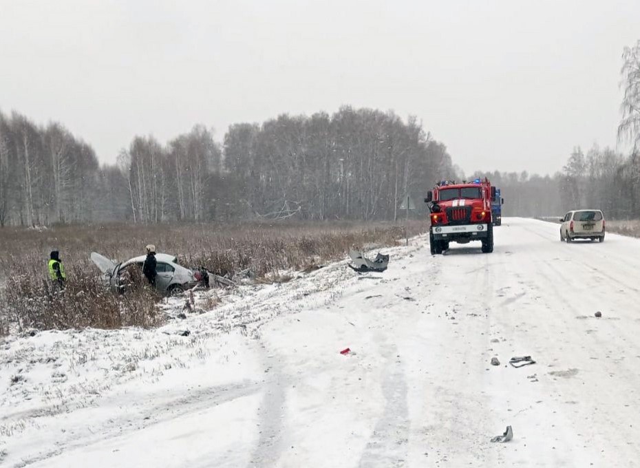 На заснеженной трассе под Новосибирском погиб водитель Toyota Corolla