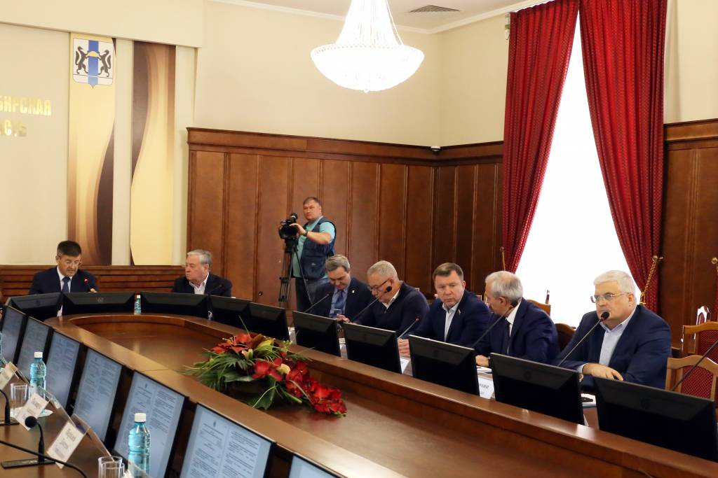 Депутаты Заксобрания требуют обеспечить жильем сирот и обманутых дольщиков в Новосибирской области