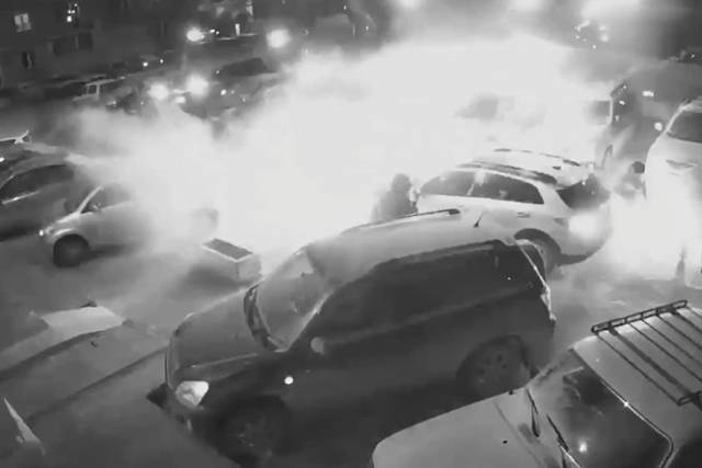 В Новосибирске неизвестные попали салютом в припаркованные машины