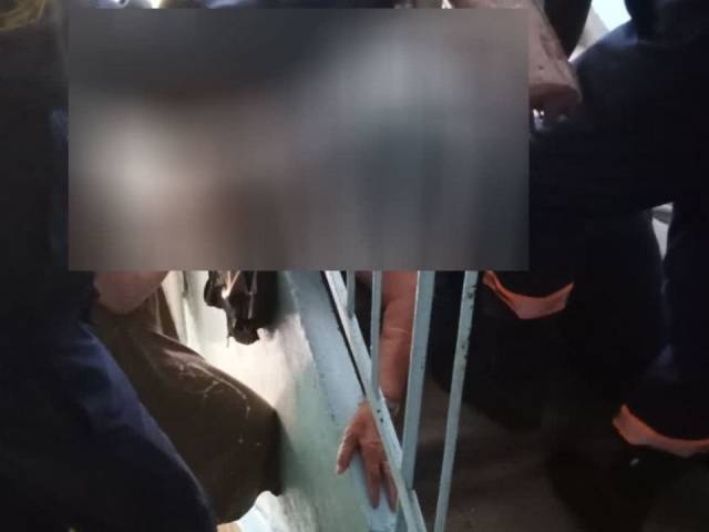 Женщина упала в обморок и застряла головой в перилах - ей помогли спасатели МАСС