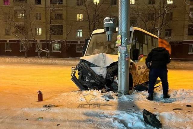 В Новосибирске маршрутка влетела в столб возле остановки «Поликлиника»