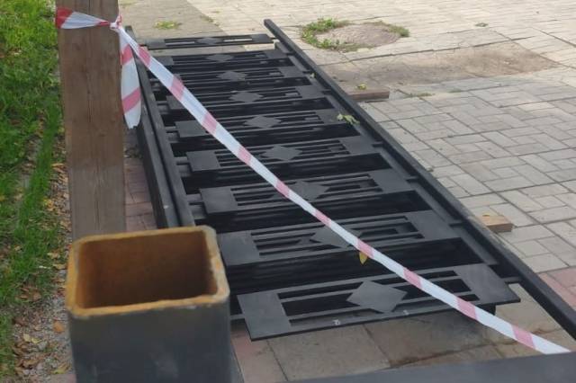 «Это подделка»: жители Новосибирска пожаловались на подмену исторического забора в Центральном парке