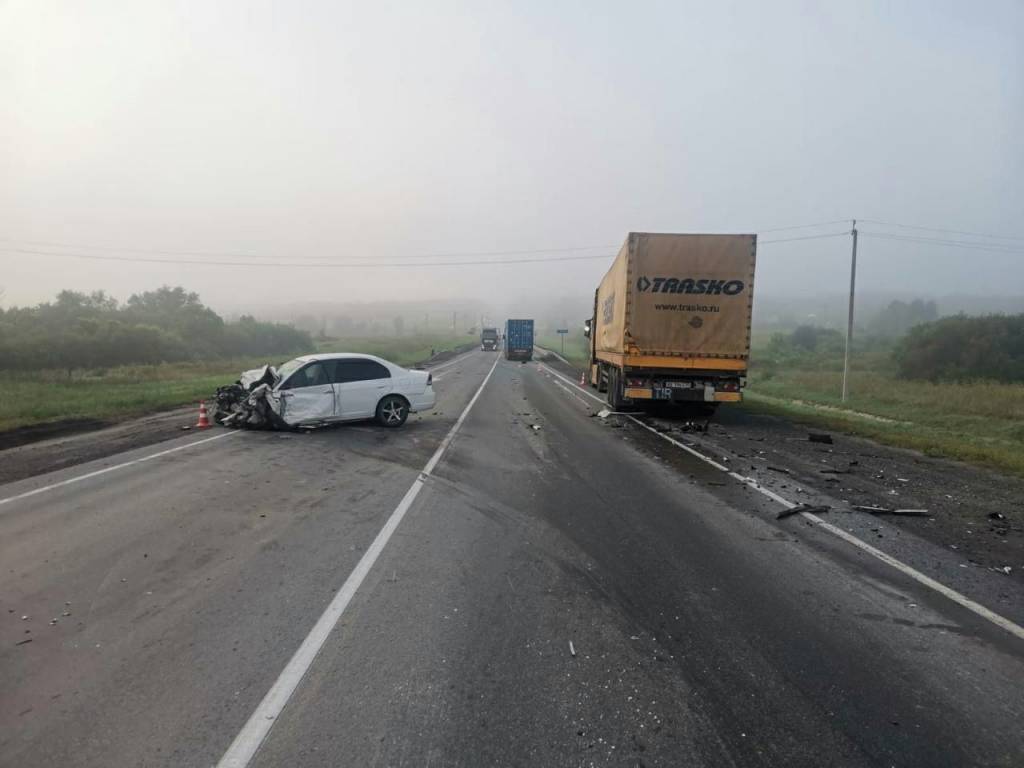 Водитель Honda погиб при столкновении с двумя фурами под Новосибирском