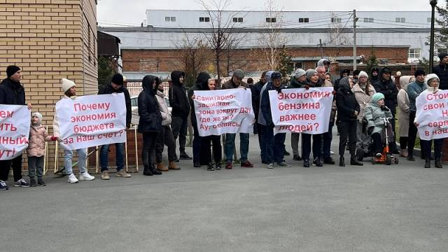 Десятки новосибирцев провели очередной митинг против проезда спецтехники по их дворам
