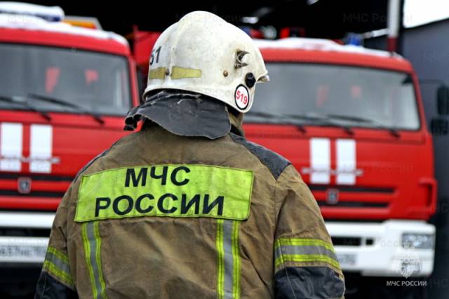 В Новосибирске спасатели вытащили женщину из горящей бани