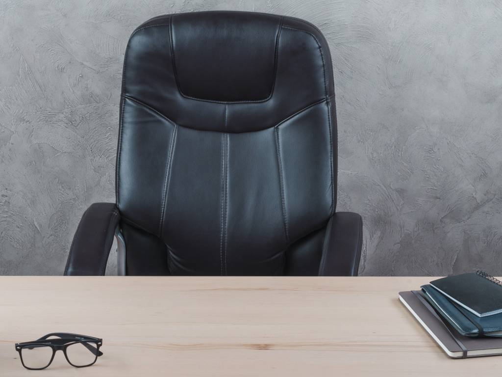 Директор школы превратила учебное заведение в маленький семейный бизнес – и была уволена