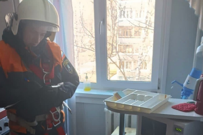 В новосибирском Академгородке пожилая женщина выкидывала вещи из окна квартиры