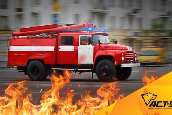 В Новосибирске горит дом на Есенина