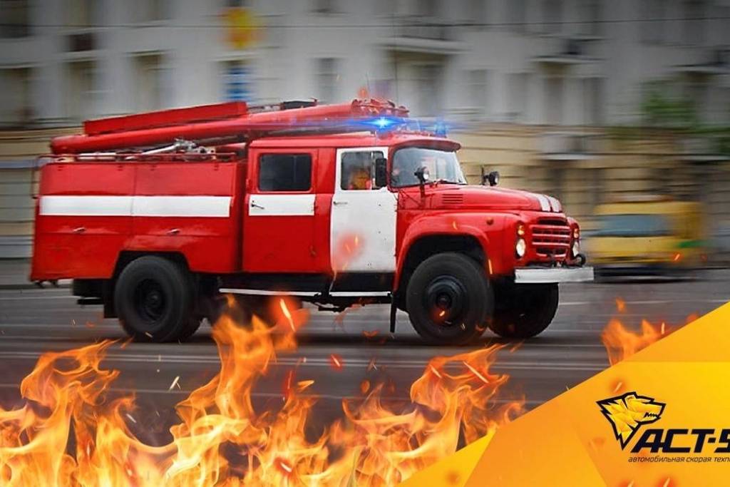 В Новосибирске горит дом на Есенина