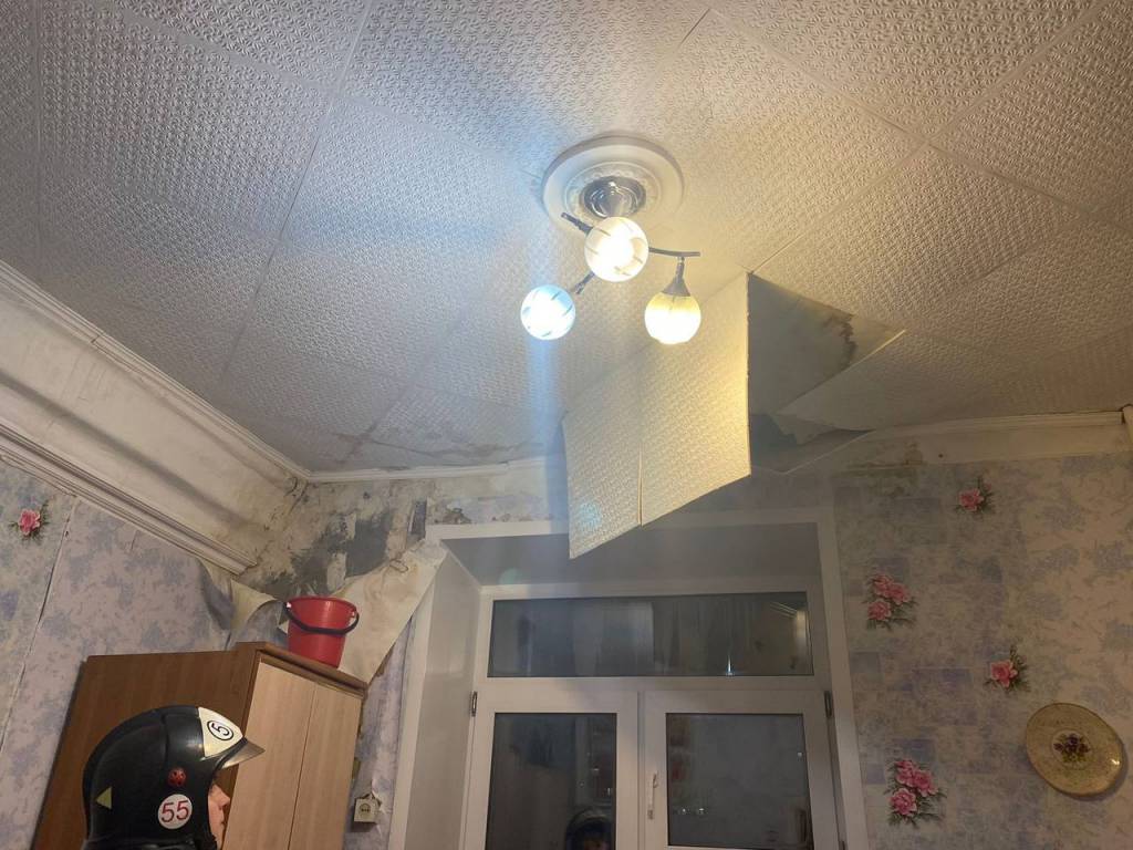 В Новосибирске прокуратура проводит проверку из-за обрушения потолка в квартире