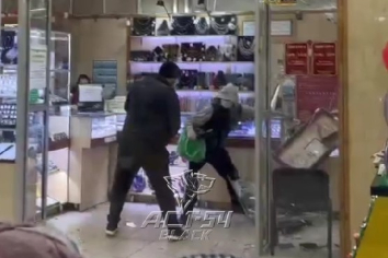 Ограбление новосибирского ломбарда попало на видео