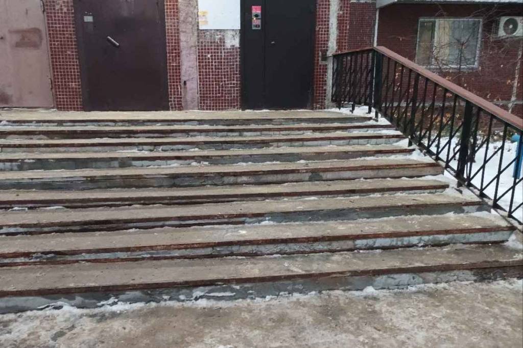 В Новосибирске замдиректора управляющей компании ответит в суде за травму женщины на обледеневшей лестнице