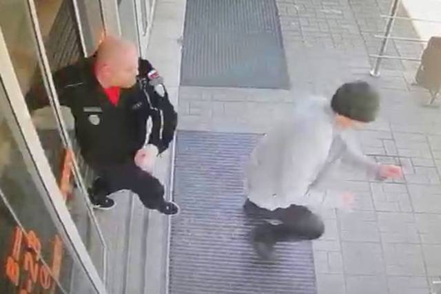 В Новосибирске укравший бутылку водки мужчина полкилометра убегал от ГБР