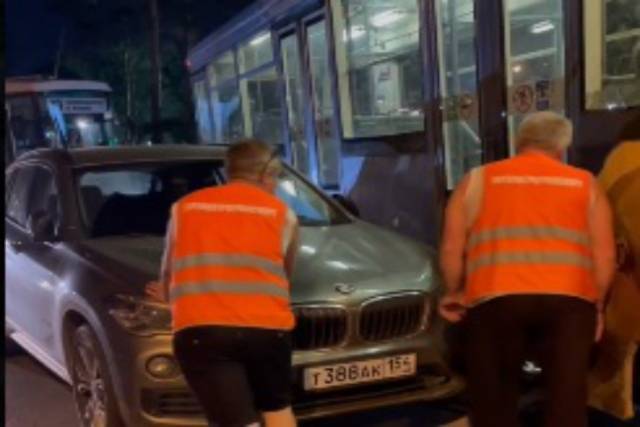 Трамваи №13 попали в пробку в Новосибирске из-за брошенного BMW