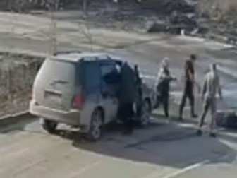 В Новосибирске водителя минивэна избили прохожие за опасное вождение
