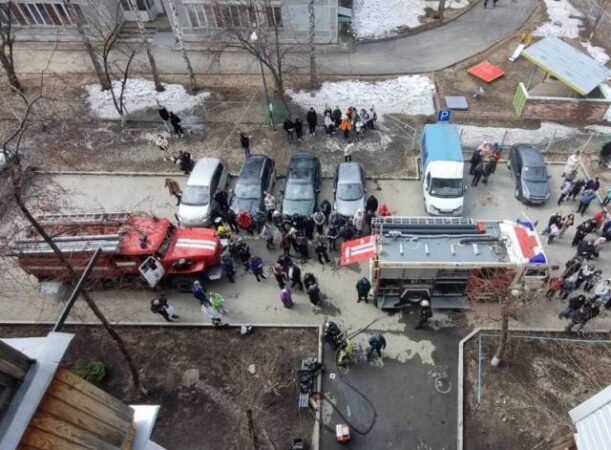 В Новосибирске пожарные эвакуировали женщину с горящего балкона многоэтажки