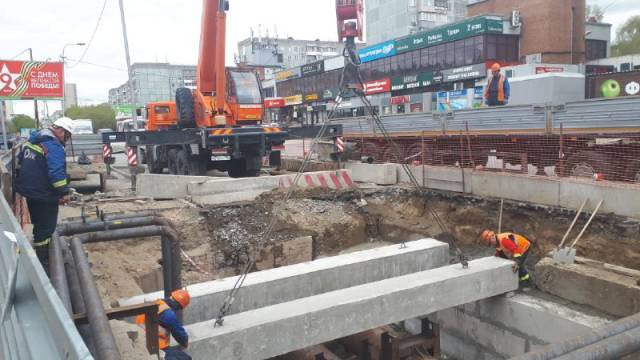 В Новосибирске на улицах Кропоткина и Шамшиных сузили проезд из-за ремонта теплотрасс