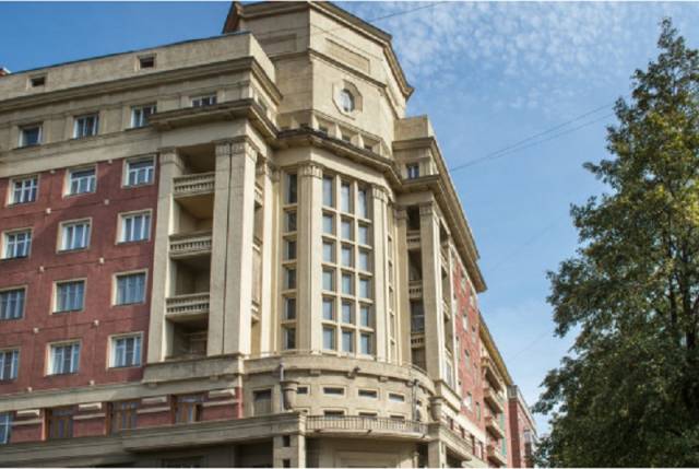 В Новосибирске прокуратура проведет проверку из-за обрушения фасада Стоквартирного дома