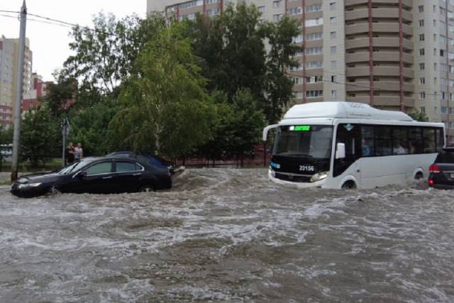 Мэр признал нехватку ливневок в Новосибирске и потребовал организовать откачку воды