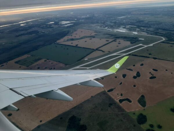 В Новосибирске самолет S7 после не выпуска закрылков повредил стойку шасси при посадке