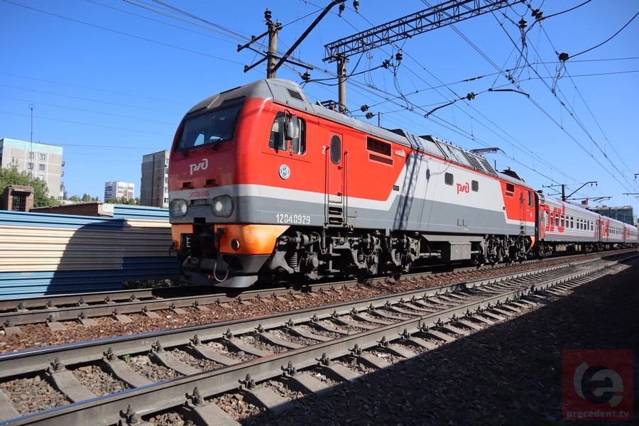 Под Новосибирском мужчина попал под поезд и потерял руку