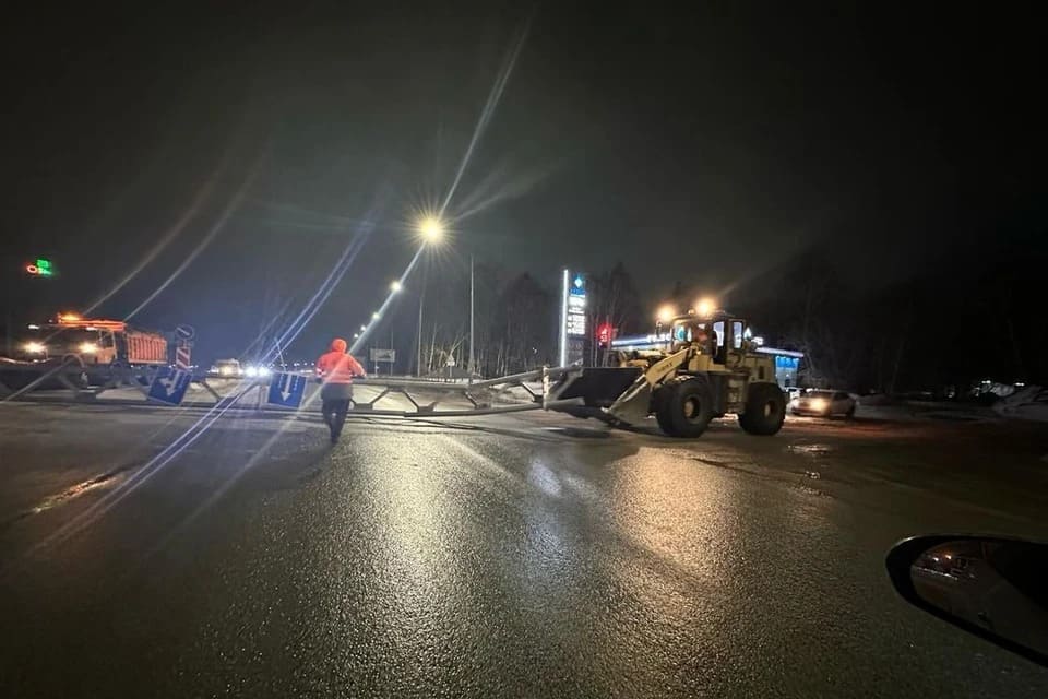Под Новосибирском на трассе большегруз с поднятым кузовом устроил ДТП