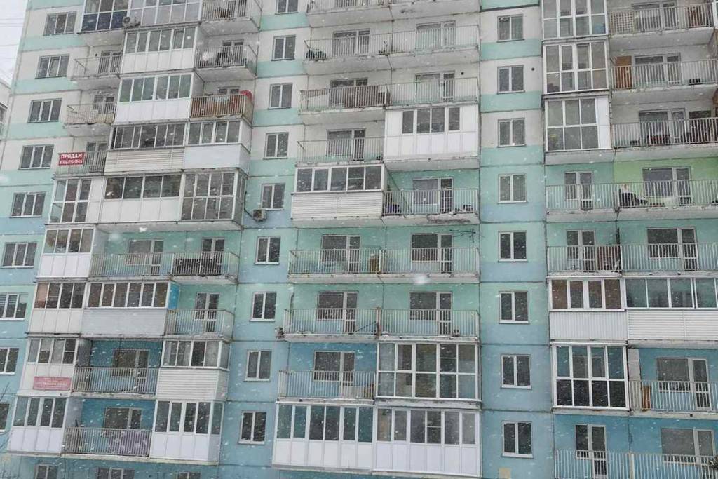 «Собственник в тюрьме»: жители Новосибирска страдают от холода из-за открытого окна в квартире соседа