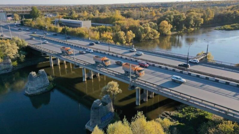 Стали известны дефекты закрытого для  большегрузов моста через Иню