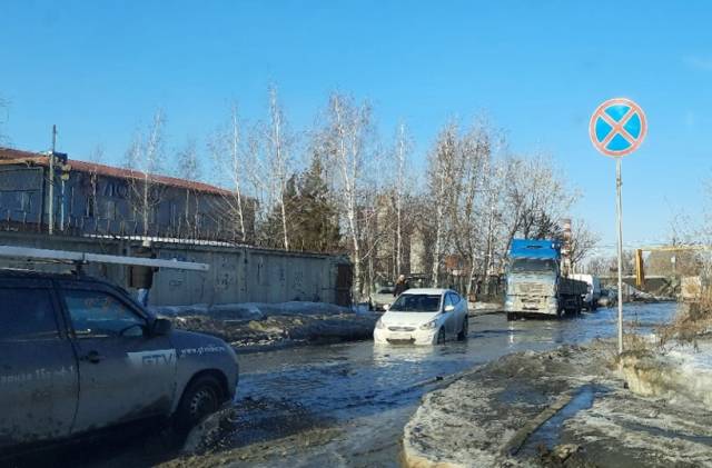 Жители Новосибирска рассказали об «озере» на дороге на улице Большой