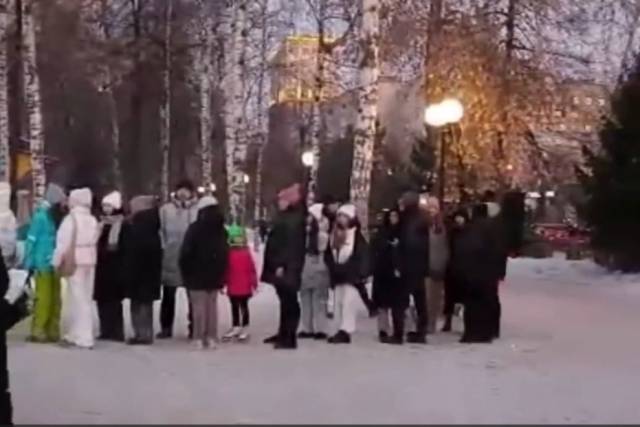 В Новосибирске желающие покататься на коньках выстроились в километровую очередь