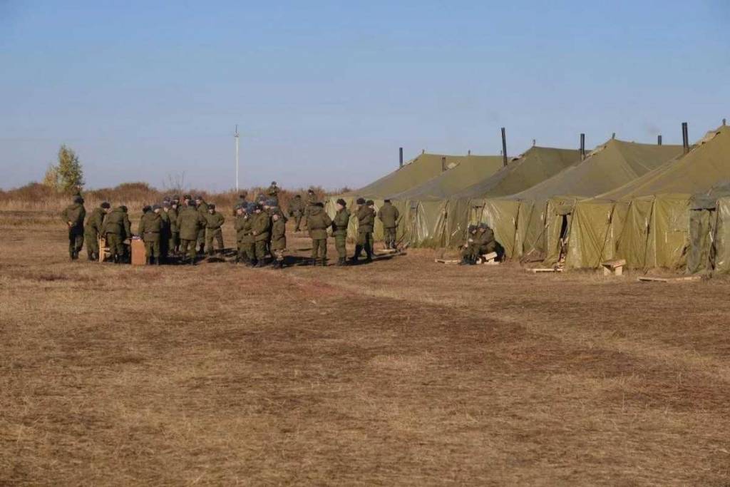 В Новосибирской области бывшая и нынешняя жены пришли просить за мобилизованного