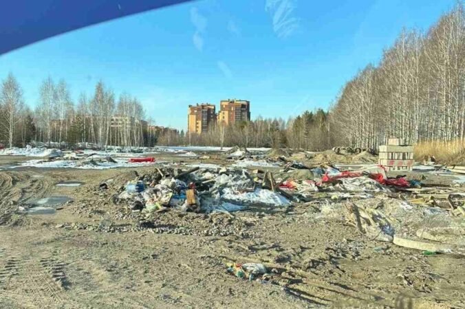 В Новосибирске жители улицы Кедровой пожаловались на строительный мусор после ремонта дороги