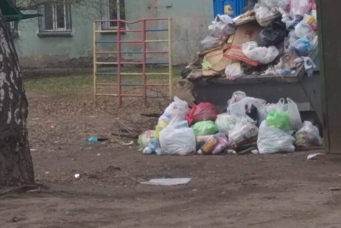 В Новосибирске жители пожаловались на установленный на детской площадке мусорный контейнер