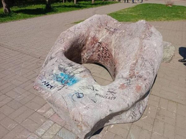 В Новосибирске снесенную скульптуру «Каменное сердце» установят в саду Дзержинского