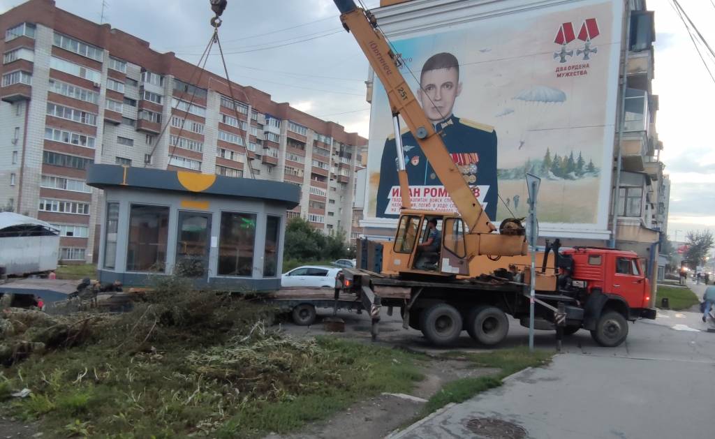 От мурала герою СВО в Новосибирске убрали мусорки и киоск