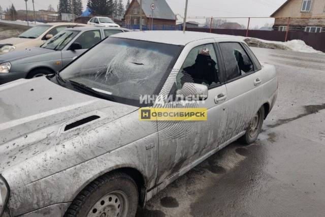 Неизвестный разбил топором окно автомобиля участника спецоперации под Новосибирском