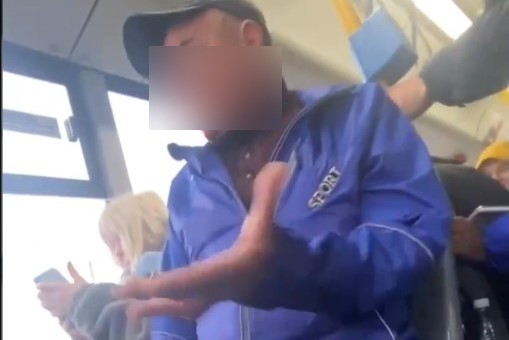 В Новосибирске группа женщин выбросила пьяного мужчину из автобуса