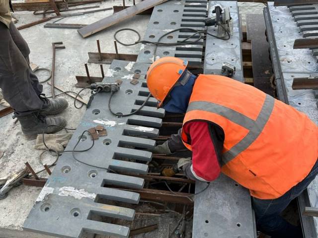 В Новосибирске ремонтируют пешеходный мост на Лесоперевалке