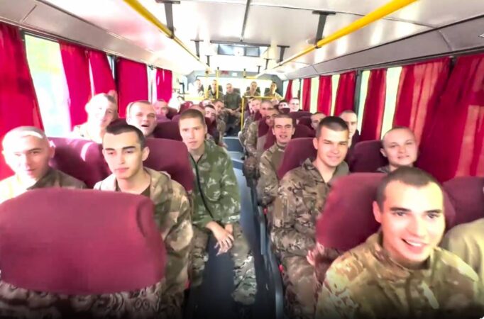 Двое бойцов вернутся из украинского плена в Новосибирск