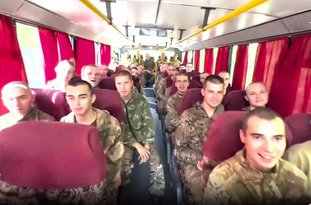Двое бойцов вернутся из украинского плена в Новосибирск