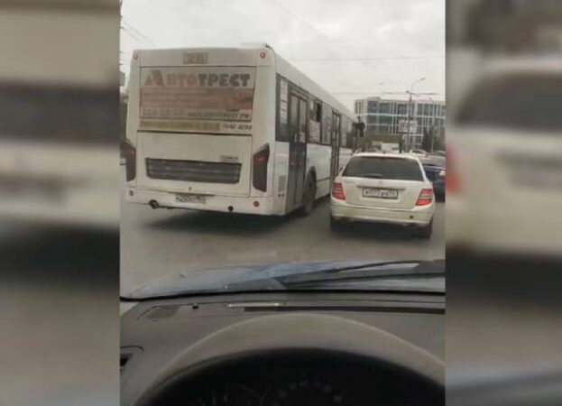 В Новосибирске водитель автобуса №28 дважды грубо нарушил ПДД и нахамил в ответ на замечания